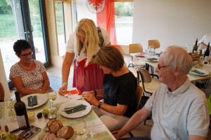 Neumitglied Inge König bekommt ihr Parteibuch.