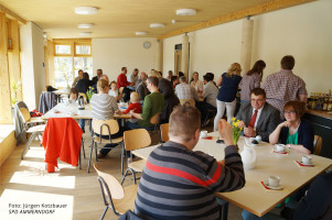 Sonnenschein im Bistro des Bürgerhauses und entspannte Gäste