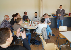 Carsten Träger, MdB, begrüßt die Gäste und berichtet Interessantes aus Berlin.