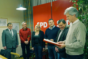 Für 40 Jahre in der SPD erhält Heinz Baier (2.v.re.) seine Urkunde