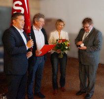 Harry Scheuenstuhl überreichte die Medaille