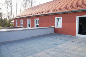 Die Dachterrasse auf dem Küchen- und Büroanbau
