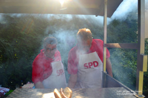 Unsere beiden Smoker Jürgen Götz und Rudi Schmid in der Abendsonne