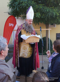 Der Bischof verteilt die ersten Burkhardsbrote.