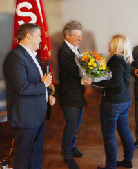 Marlen Laurien, 1.Vorsitzende der SPD Ammerndorf, gratulierte im Namen des Vereins mit einem Blumenstrauß