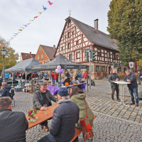 Herbstmarkt: Marktplatz, im Hintergrund Gasthaus "Zur Sonne"