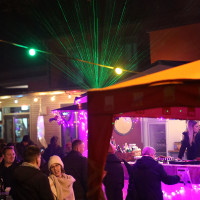 Hallowween: Lasereffekte über einem Pavillon