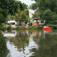 Weiher mit rotem Ruderboot