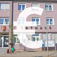 Rathaus Ammerndorf mit transparentem Eurozeichen im Vordergrund